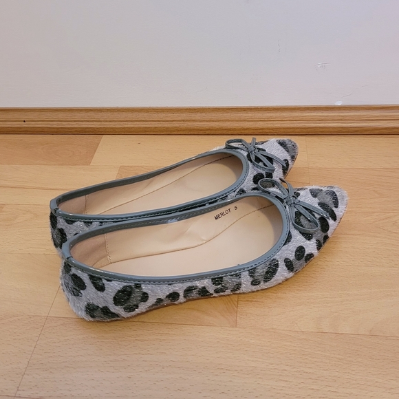 Gray animal pattern pointy toe flats - Picture 3 of 8